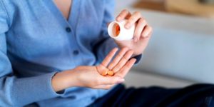 Femme qui prend des compléments alimentaires